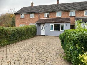 Warm and Homely 4 Bed house w big Garden & Parking