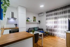 Flexible SelfCheckIns 110 - Zagreb - Private Parking - Loggia - Lučko