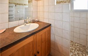 Maisons de vacances Amazing Home In Mazan With Kitchen : Maison de Vacances 5 Chambres