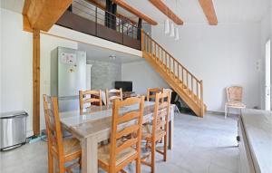 Appartements 3 Bedroom Amazing Apartment In Codognan : photos des chambres