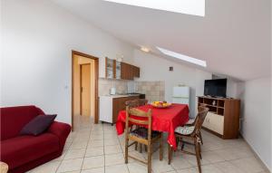 Lovely Apartment In Rasopasno With Wifi