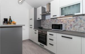 2 Bedroom Cozy Home In Bakarac