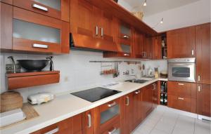 3 Bedroom Gorgeous Home In Makarska 