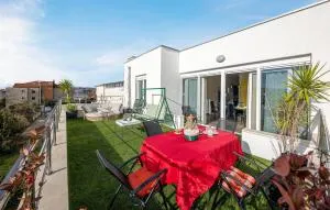 Lovely Home In Podstrana With Jacuzzi - Strožanac