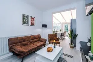 The Lyme Lounge by Parydise Properties - Spacious 3-Bed with Free Parking - Perfect for Business & Family - Longport