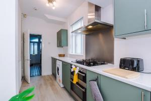 The Lyme Lounge - Elegant & Contemporary 3BR Home - Sleeps 7 with Parking & WiFi - Ideal for Business & Leisure Stays by Parydise Properties
