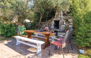 Awesome Apartment In Barbat With Kitchen 