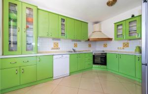 Cozy Apartment In Rogoznica With Wifi 