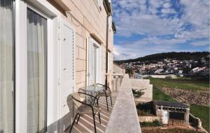 3 Bedroom Awesome Apartment In Pucisca 