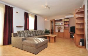 3 Bedroom Awesome Apartment In Pucisca 
