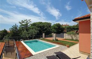 4 Bedroom Awesome Home In Umag 