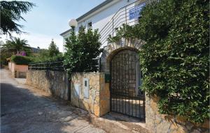 1 Bedroom Awesome Apartment In Stari Grad 