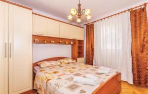 Beautiful Apartment In Polje With Wifi