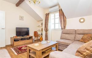 5 Bedroom Lovely Apartment In Raslina