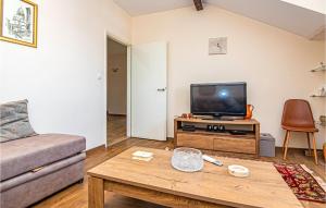 Amazing Apartment In Raslina With Kitchen 