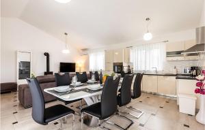 3 Bedroom Awesome Home In Vodnjan 