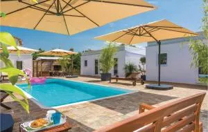 Ten-Bedroom Holiday Home In Petrcane - 佩特坎内