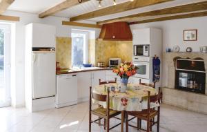 Maisons de vacances Amazing Home In Meslan With Kitchen : photos des chambres