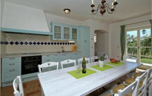 6 Bedroom Cozy Home In Pazin