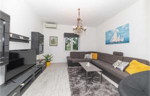 3 Bedroom Gorgeous Home In Kastel Kambelovac 
