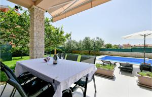 Awesome Home In Galizana 