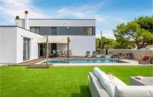 Nice Home In Medulin With Jacuzzi
