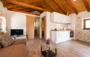 6 Bedroom Nice Home In Murvica