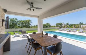 3 Bedroom Stunning Home In Porec 