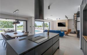 3 Bedroom Stunning Home In Porec 