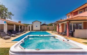 8 Bedroom Awesome Home In Pula