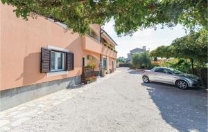 1 Bedroom Lovely Apartment In Tar-Vabriga 