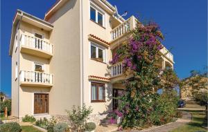 Beautiful Apartment In Povljana