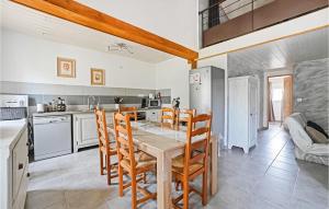 Appartements 3 Bedroom Amazing Apartment In Codognan : photos des chambres