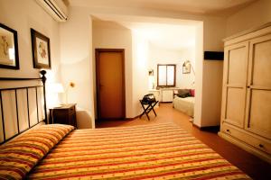 Classic Triple Room room in Antico Casale Di Scansano SPA & Parco Piscine