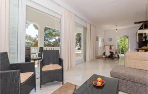 Six-Bedroom Holiday Home In Sibenik