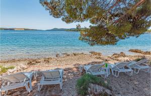 Six-Bedroom Holiday Home In Sibenik