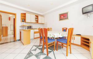 Lovely Apartment In Grizane