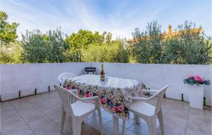 Cozy Apartment In Liznjan With Wifi