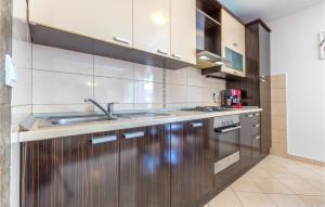 3 Bedroom Amazing Apartment In Duce 