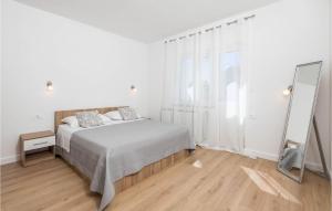 1 Bedroom Stunning Apartment In Kampor