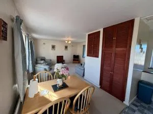 Upside Down Cottage - Meare