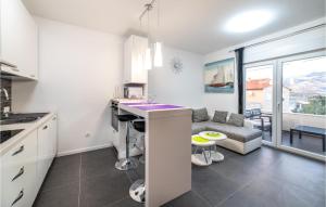 Cozy Apartment In Posedarje
