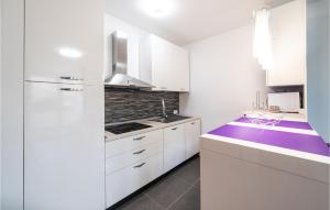 Cozy Apartment In Posedarje