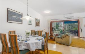 Beautiful Apartment In Njivice With Wifi 