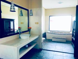 Kopi - Four Bedroom Villa with City and Mountain Views