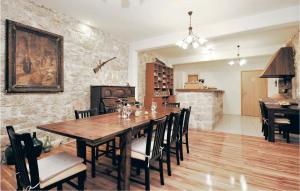 Cozy Home In Pakostane With Kitchen 