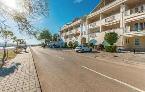 Cozy Apartment In Turanj With Wifi