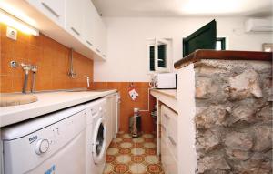 2 Bedroom Beautiful Home In Sparadici 