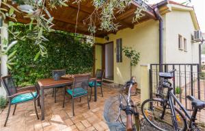 Nice Apartment In Jadreski With Wifi