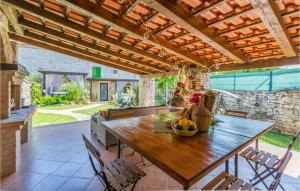 Gorgeous Home In Kanfanar With Wifi 